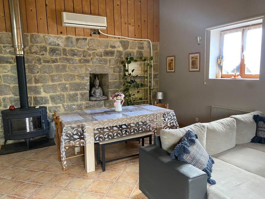 Gite A La Ferme Avec Jacuzzi Et Sauna Villefloure 外观 照片